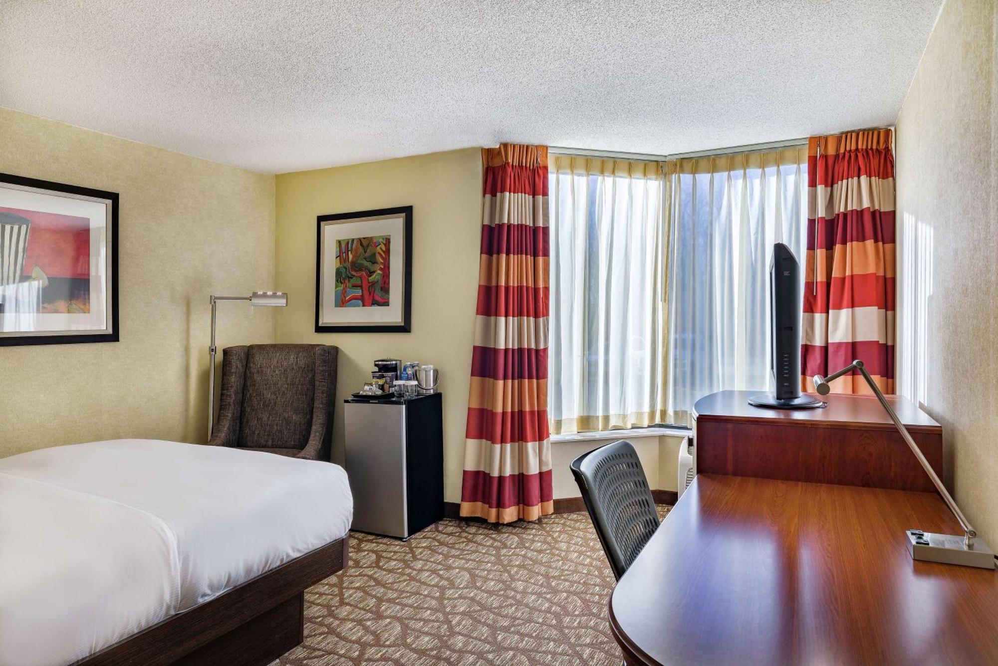 Doubletree By Hilton Джонсон Сити Экстерьер фото